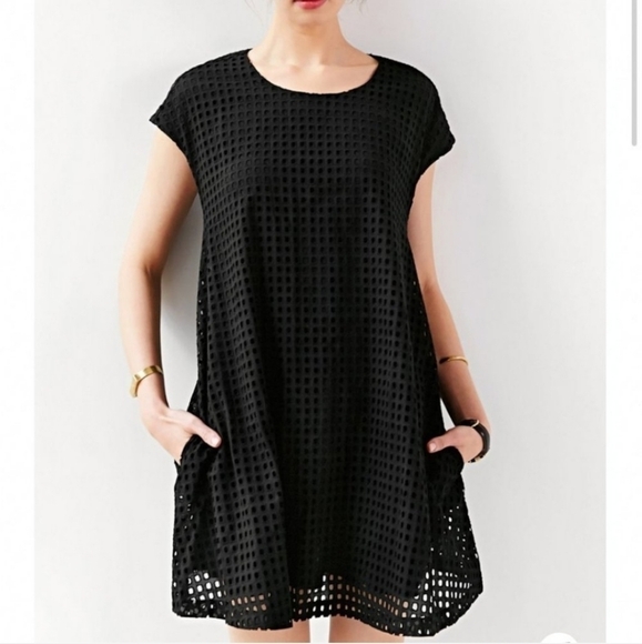 ALICE & UO - Half Moon Eyelet Shift Dress - Picture 1 of 9